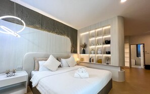 7 bedrooms, iron/ironing board, WiFi, bed sheets - 7 Bedroom Luxury Villa near Golf Courses. Pool w/ Jacuzzi (Tambon San Pu Loei)