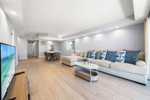 TV, books - Tivoli by the Sea! Beach View Condo! Unit 407 (Siesta Key)