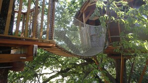 A wooden deck with a rope swing. - Cabane Maya - 2 pers - Ile aux Cabanes (Sainte-Colombe)