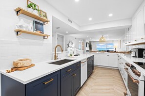 Réfrigérateur, four à micro-ondes, un four, surface de cuisson