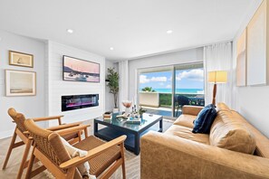 Een televisie en boeken