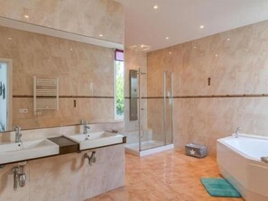 Maison, 4 chambres, fumeur, piscine privée | Salle de bain