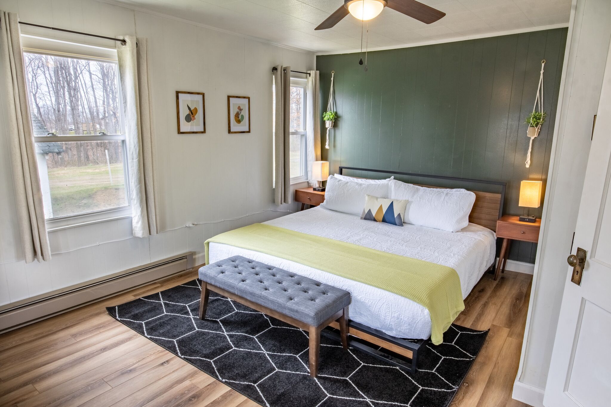 4 bedrooms, desk, iron/ironing board, travel crib