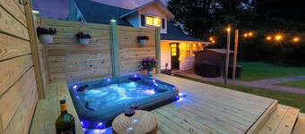 Cozy Farmhouse Gem! - 8 min to NRG! Hot Tub/ EV Charger