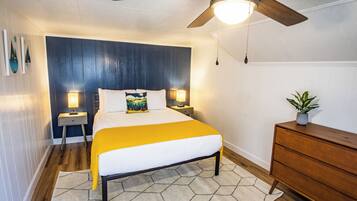 4 habitaciones, escritorio y tabla de planchar con plancha