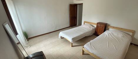 2 quartos, ferros/tábuas de passar roupa, berço de viagem, roupa de cama