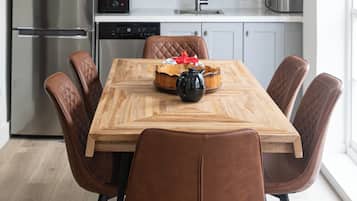 Mikroaaltouuni, kahvin-/teenkeitin, vedenkeitin, leivänpaahdin