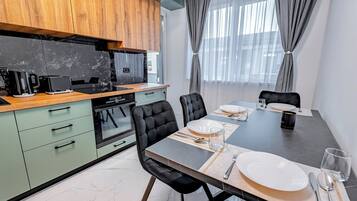 Ofen, Herdplatte, Geschirrspüler, Wasserkocher