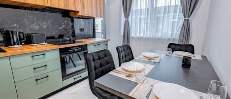 Forno, piano cottura, lavastoviglie, bollitore elettrico