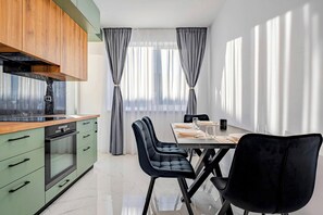 Oven, stovetop, dishwasher, electric kettle