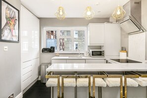 Refrigerador, microondas, horno, placa de cocina