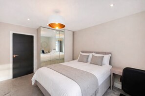 3 habitaciones, escritorio, tabla de planchar con plancha y wifi gratis 