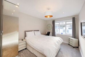 3 bedrooms, desk, iron/ironing board, free WiFi