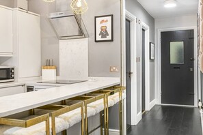 Een koelkast, een microgolfoven, een oven, een kookplaat