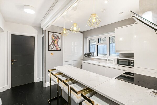 Køleskab, mikrobølgeovn, ovn, kogeplade