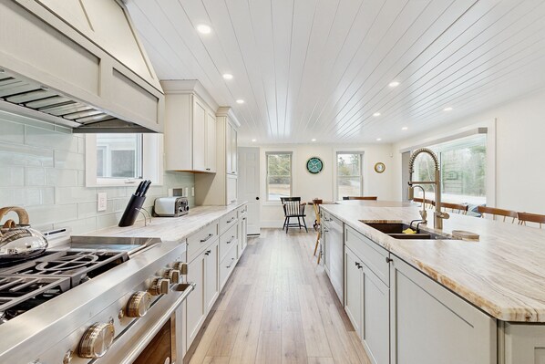 Fridge, microwave, oven, stovetop - Beautifully Remodeled Modern Home with a Spacious Kitchen, Washer Dryer and Wifi (Hancock)