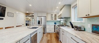 Beautifully Remodeled Modern Home with a Spacious Kitchen, Washer Dryer and Wifi
