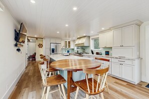 Fridge, microwave, oven, stovetop - Beautifully Remodeled Modern Home with a Spacious Kitchen, Washer Dryer and Wifi (Hancock)