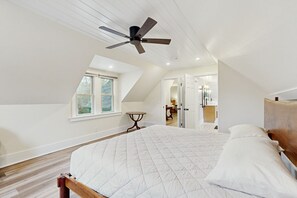 3 bedrooms, iron/ironing board, internet, bed sheets - Beautifully Remodeled Modern Home with a Spacious Kitchen, Washer Dryer and Wifi (Hancock)