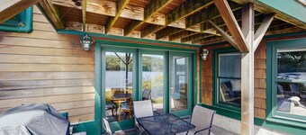 Serene Lakefront Lodge with Private Beach, BBQ Grill, Dock and Game Room
