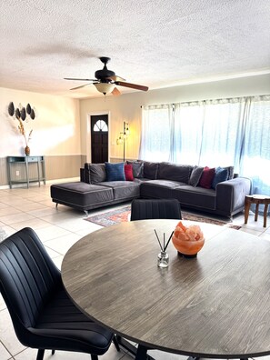 Televisie en een open haard