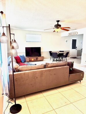 Een televisie en een open haard