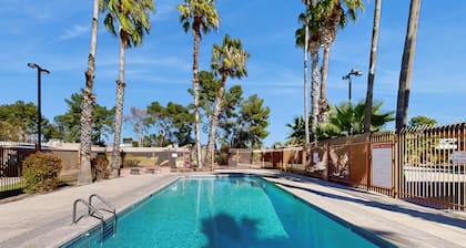 Single-level Condo with community pool/hot tub/clubhouse, in central location