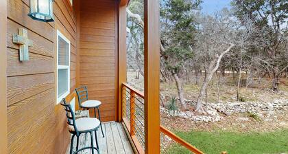 Dog-friendly cottage with living and dining space, patio at quiet location