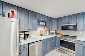 Fridge, microwave, oven, stovetop - The Boxwood House dog-friendly condo w/beach access, WIFI (Rehoboth Beach)