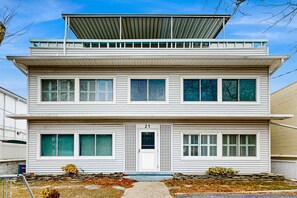 Exterior - The Boxwood House dog-friendly condo w/beach access, WIFI (Rehoboth Beach)