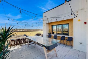 Outdoor dining - Vibrant Downtown Condo w/access to SkyLounge amenities (Nashville)