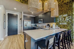 Fridge, microwave, oven, stovetop - Vibrant Downtown Condo w/access to SkyLounge amenities (Nashville)