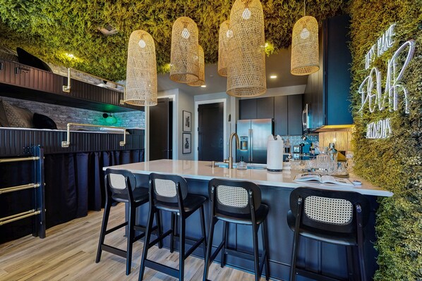 Dining - Vibrant Downtown Condo w/access to SkyLounge amenities (Nashville)