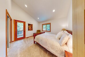 4 bedrooms, iron/ironing board, Internet, bed sheets