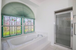 Haartrockner, Handtücher, Seife, Toilettenpapier