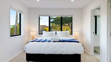 5 bedrooms, iron/ironing board, WiFi, bed sheets