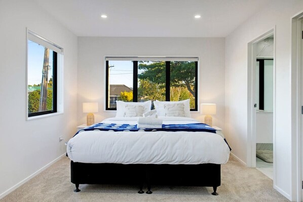 5 bedrooms, iron/ironing board, WiFi, bed sheets