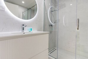 Een haardroger, handdoeken