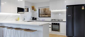 Spacious Modern Home near Airport and Manukau City