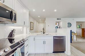 ثلاجة، ميكروويف، فرن، موقد طهي مسطح