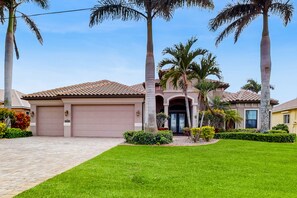 Exterior - Luxury canalfront villa with private pool spa, enclosed lanai, & washer/dryer (Cape Coral)