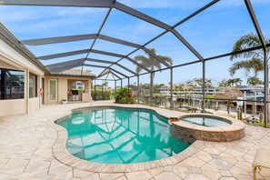 A heated pool - Luxury canalfront villa with private pool spa, enclosed lanai, & washer/dryer (Cape Coral)