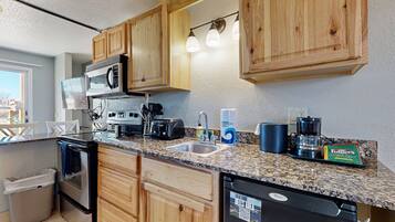 Micro-ondes, four, plaque de cuisson, cafetière/bouilloire