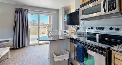 Ground-floor hotel-style condo with fast WiFi, central AC, & kitchenette