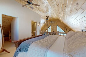 3 bedrooms, iron/ironing board, Internet, bed sheets - Cozy Retreat, perfect for outdoor enthusiasts, near lakes, trails & downtown (Phelps)