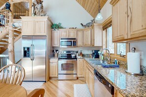Fridge, microwave, oven, stovetop - Cozy Retreat, perfect for outdoor enthusiasts, near lakes, trails & downtown (Phelps)