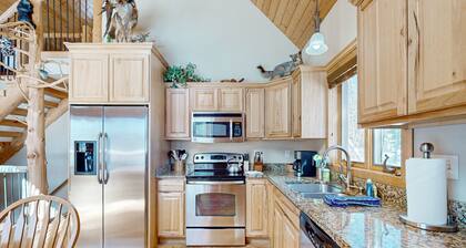 Cozy Retreat, perfect for outdoor enthusiasts, near lakes, trails & downtown