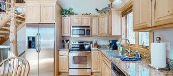 Cozy Retreat, perfect for outdoor enthusiasts, near lakes, trails & downtown