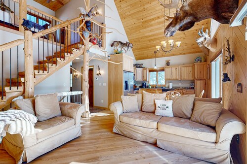 Cozy Retreat, perfect for outdoor enthusiasts, near lakes, trails & downtown