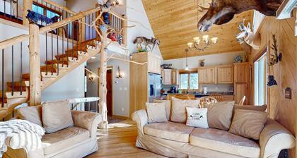 Cozy Retreat, perfect for outdoor enthusiasts, near lakes, trails & downtown